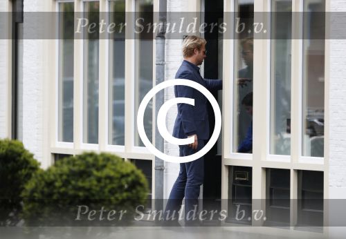 Amsterdam Uitdam 23 april 2017
Thijs Romer en zijn vriendin Igone de Jongh ( en haar zoontje) gaan naar het huis van Katja Schuurman om de verjaardag van Semmie te vieren