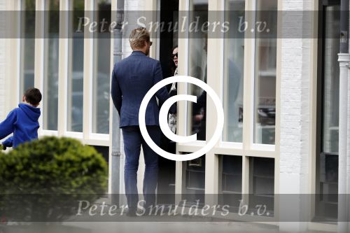 Amsterdam Uitdam 23 april 2017
Thijs Romer en zijn vriendin Igone de Jongh ( en haar zoontje) gaan naar het huis van Katja Schuurman om de verjaardag van Semmie te vieren