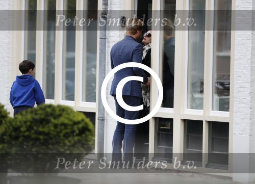 Amsterdam Uitdam 23 april 2017
Thijs Romer en zijn vriendin Igone de Jongh ( en haar zoontje) gaan naar het huis van Katja Schuurman om de verjaardag van Semmie te vieren