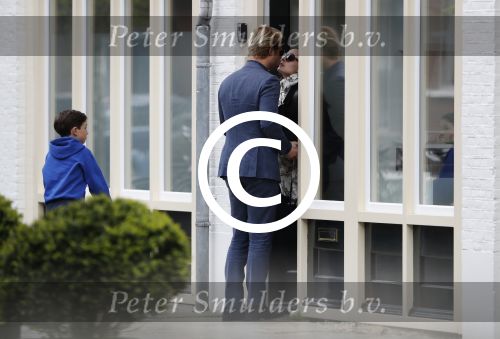 Amsterdam Uitdam 23 april 2017
Thijs Romer en zijn vriendin Igone de Jongh ( en haar zoontje) gaan naar het huis van Katja Schuurman om de verjaardag van Semmie te vieren