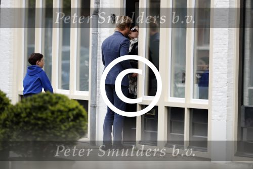 Amsterdam Uitdam 23 april 2017
Thijs Romer en zijn vriendin Igone de Jongh ( en haar zoontje) gaan naar het huis van Katja Schuurman om de verjaardag van Semmie te vieren