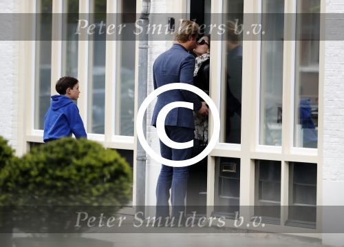 Amsterdam Uitdam 23 april 2017
Thijs Romer en zijn vriendin Igone de Jongh ( en haar zoontje) gaan naar het huis van Katja Schuurman om de verjaardag van Semmie te vieren