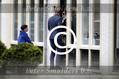 Amsterdam Uitdam 23 april 2017
Thijs Romer en zijn vriendin Igone de Jongh ( en haar zoontje) gaan naar het huis van Katja Schuurman om de verjaardag van Semmie te vieren