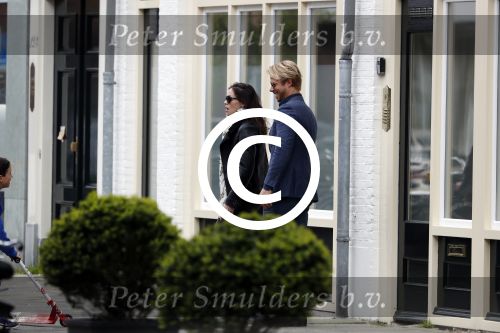Amsterdam Uitdam 23 april 2017
Thijs Romer en zijn vriendin Igone de Jongh ( en haar zoontje) gaan naar het huis van Katja Schuurman om de verjaardag van Semmie te vieren