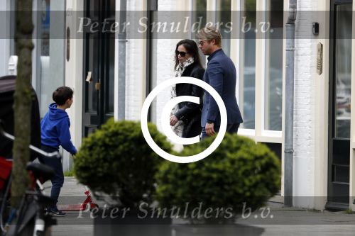 Amsterdam Uitdam 23 april 2017
Thijs Romer en zijn vriendin Igone de Jongh ( en haar zoontje) gaan naar het huis van Katja Schuurman om de verjaardag van Semmie te vieren