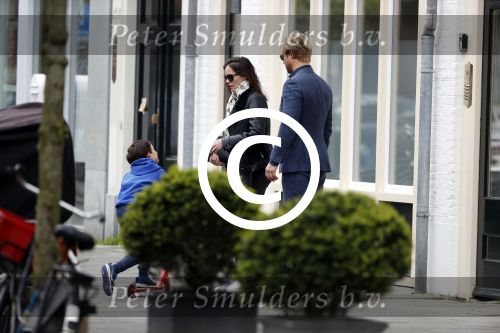 Amsterdam Uitdam 23 april 2017
Thijs Romer en zijn vriendin Igone de Jongh ( en haar zoontje) gaan naar het huis van Katja Schuurman om de verjaardag van Semmie te vieren