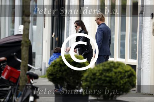 Amsterdam Uitdam 23 april 2017
Thijs Romer en zijn vriendin Igone de Jongh ( en haar zoontje) gaan naar het huis van Katja Schuurman om de verjaardag van Semmie te vieren