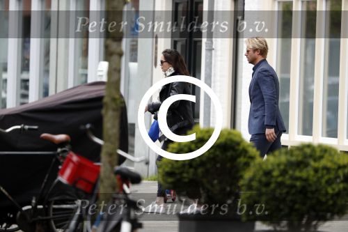 Amsterdam Uitdam 23 april 2017
Thijs Romer en zijn vriendin Igone de Jongh ( en haar zoontje) gaan naar het huis van Katja Schuurman om de verjaardag van Semmie te vieren