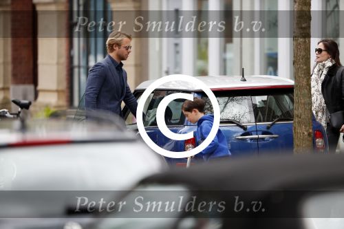 Amsterdam Uitdam 23 april 2017
Thijs Romer en zijn vriendin Igone de Jongh ( en haar zoontje) gaan naar het huis van Katja Schuurman om de verjaardag van Semmie te vieren