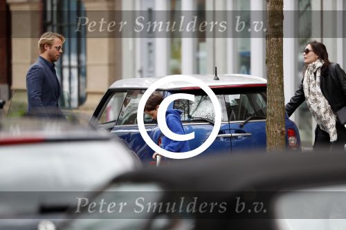 Amsterdam Uitdam 23 april 2017
Thijs Romer en zijn vriendin Igone de Jongh ( en haar zoontje) gaan naar het huis van Katja Schuurman om de verjaardag van Semmie te vieren