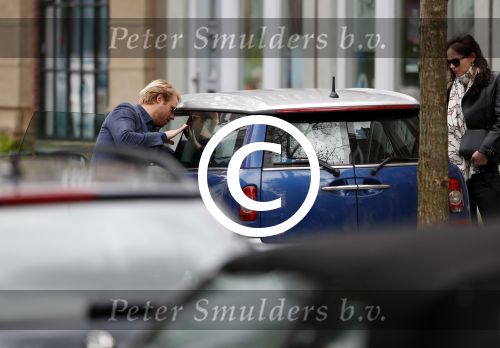 Amsterdam Uitdam 23 april 2017
Thijs Romer en zijn vriendin Igone de Jongh ( en haar zoontje) gaan naar het huis van Katja Schuurman om de verjaardag van Semmie te vieren