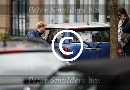 Amsterdam Uitdam 23 april 2017
Thijs Romer en zijn vriendin Igone de Jongh ( en haar zoontje) gaan naar het huis van Katja Schuurman om de verjaardag van Semmie te vieren
