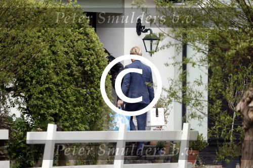 Amsterdam Uitdam 23 april 2017
Thijs Romer en zijn vriendin Igone de Jongh ( en haar zoontje) gaan naar het huis van Katja Schuurman om de verjaardag van Semmie te vieren