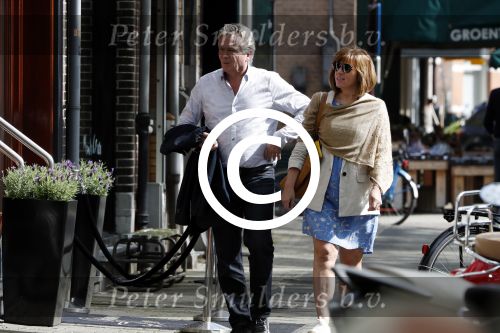 Amsterdam 13 mei 2017  
Tom Egbers en Janke Dekker wandelend en op terras in Amsterdam zuid.