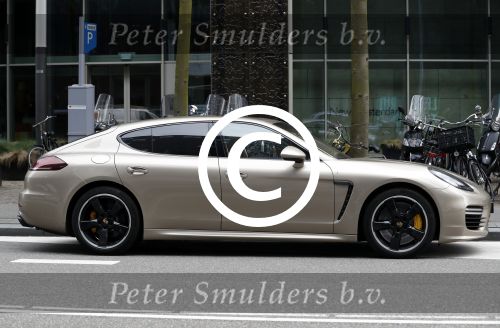 Amsterdam 19 april 2017
Waylon op bezoek bij Joelle Witschge met zijn gouden porsche panamera