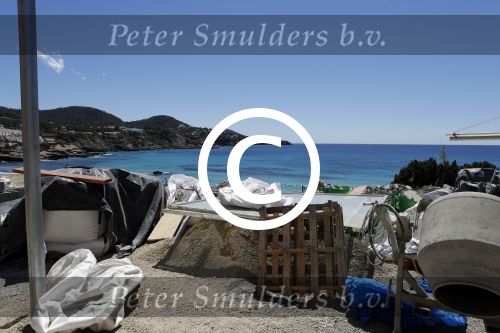 ibiza Cala tarida 1 mei 2017
Wesley Sneijder gaat een club / restaurant openen op het strand van Cala Tarida. Er wordt momenteel verbouwd. Het is hemelsbreed ongeveer 500 meter bij zijn huis / villa vandaan.