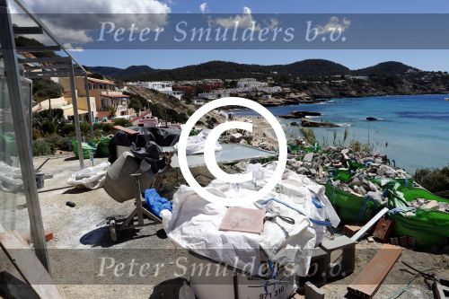 ibiza Cala tarida 1 mei 2017
Wesley Sneijder gaat een club / restaurant openen op het strand van Cala Tarida. Er wordt momenteel verbouwd. Het is hemelsbreed ongeveer 500 meter bij zijn huis / villa vandaan.