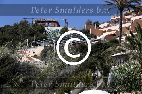 ibiza Cala tarida 1 mei 2017
Wesley Sneijder gaat een club / restaurant openen op het strand van Cala Tarida. Er wordt momenteel verbouwd. Het is hemelsbreed ongeveer 500 meter bij zijn huis / villa vandaan.