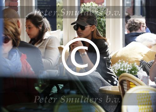 Amsterdam 20 april 2017 
Winonah de Jong op terras.