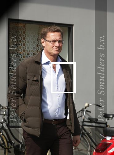 Amsterdam 14 april 2018
Albert Verlinde wandelend op straat in Amsterdam zuid