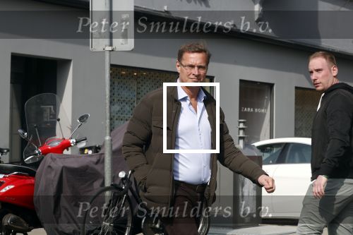 Amsterdam 14 april 2018
Albert Verlinde wandelend op straat in Amsterdam zuid