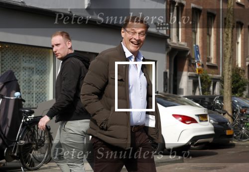 Amsterdam 14 april 2018
Albert Verlinde wandelend op straat in Amsterdam zuid