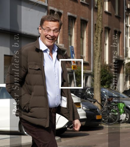 Amsterdam 14 april 2018
Albert Verlinde wandelend op straat in Amsterdam zuid