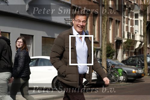 Amsterdam 14 april 2018
Albert Verlinde wandelend op straat in Amsterdam zuid