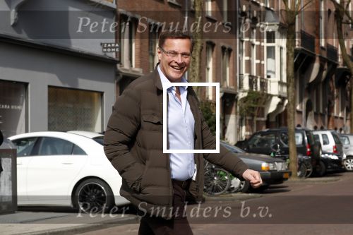 Amsterdam 14 april 2018
Albert Verlinde wandelend op straat in Amsterdam zuid