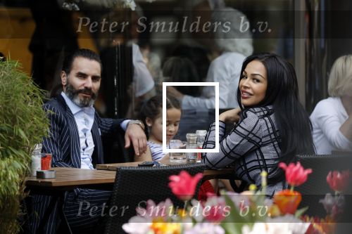 Amsterdam 22 april 2018
Amanda Balk met haar verloofde Stavros en dochter op terras.