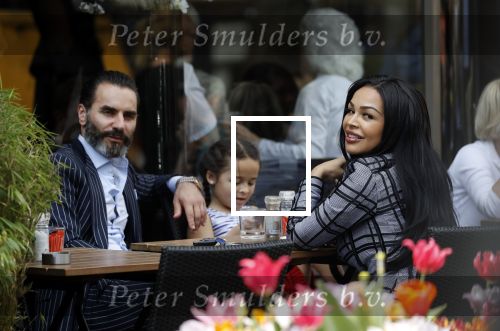 Amsterdam 22 april 2018
Amanda Balk met haar verloofde Stavros en dochter op terras.