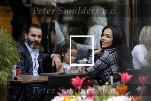 Amsterdam 22 april 2018
Amanda Balk met haar verloofde Stavros en dochter op terras.