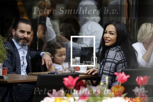 Amsterdam 22 april 2018
Amanda Balk met haar verloofde Stavros en dochter op terras.