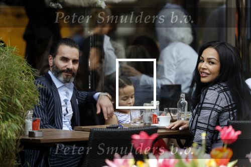 Amsterdam 22 april 2018
Amanda Balk met haar verloofde Stavros en dochter op terras.