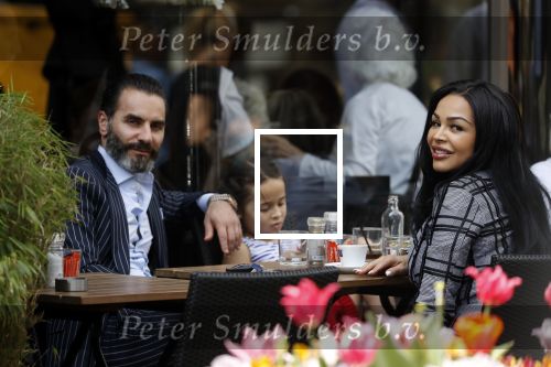 Amsterdam 22 april 2018
Amanda Balk met haar verloofde Stavros en dochter op terras.