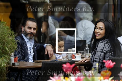 Amsterdam 22 april 2018
Amanda Balk met haar verloofde Stavros en dochter op terras.