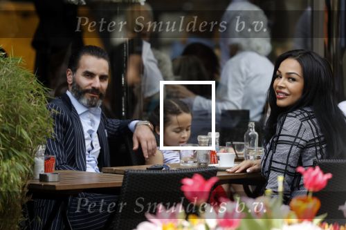 Amsterdam 22 april 2018
Amanda Balk met haar verloofde Stavros en dochter op terras.