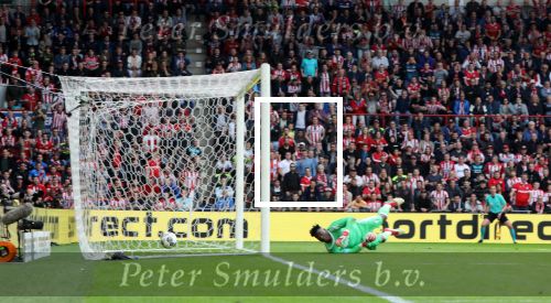 Eindhoven, 15 April 2018
PSV-AJAX, eindstand 3-0 en Landskampioen Seizoen 2017-2018
Andre Onana wordt verrast door een schot van Jorrit Hendrix 3-0