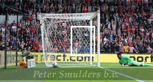 Eindhoven, 15 April 2018
PSV-AJAX, eindstand 3-0 en Landskampioen Seizoen 2017-2018
Andre Onana wordt verrast door een schot van Jorrit Hendrix 3-0