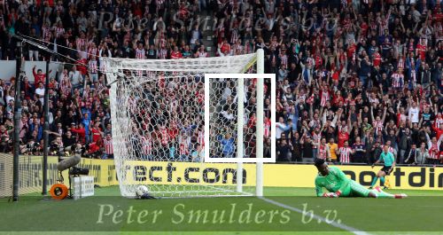 Eindhoven, 15 April 2018
PSV-AJAX, eindstand 3-0 en Landskampioen Seizoen 2017-2018
Andre Onana wordt verrast door een schot van Jorrit Hendrix 3-0