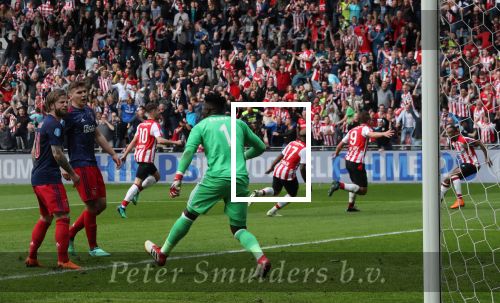Eindhoven, 15 April 2018
PSV-AJAX, eindstand 3-0 en Landskampioen Seizoen 2017-2018
Andre Onana maakt ruzie Max Wober en Lasse Schone na een tegendoelpunt