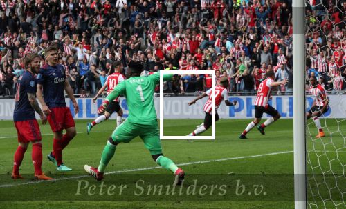 Eindhoven, 15 April 2018
PSV-AJAX, eindstand 3-0 en Landskampioen Seizoen 2017-2018
Andre Onana maakt ruzie Max Wober en Lasse Schone na een tegendoelpunt