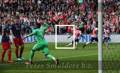 Eindhoven, 15 April 2018
PSV-AJAX, eindstand 3-0 en Landskampioen Seizoen 2017-2018
Andre Onana maakt ruzie Max Wober en Lasse Schone na een tegendoelpunt
