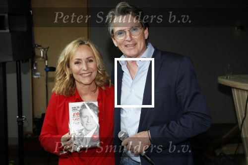 Amsterdam 25 april 2018
Boekpresentatie Erik de Zwart op het oude veronica schip. Erik rijkt het eerste boek uit aan Angela Groothuizen