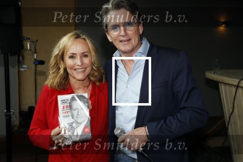 Amsterdam 25 april 2018
Boekpresentatie Erik de Zwart op het oude veronica schip. Erik rijkt het eerste boek uit aan Angela Groothuizen