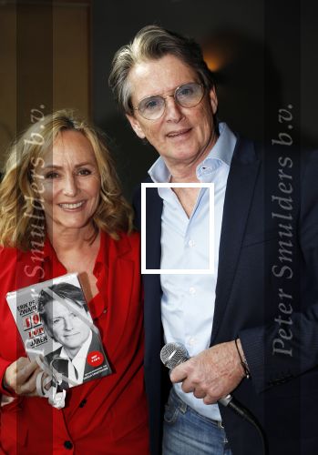 Amsterdam 25 april 2018
Boekpresentatie Erik de Zwart op het oude veronica schip. Erik rijkt het eerste boek uit aan Angela Groothuizen