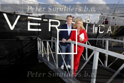 Amsterdam 25 april 2018
Boekpresentatie Erik de Zwart op het oude veronica schip. Erik rijkt het eerste boek uit aan Angela Groothuizen