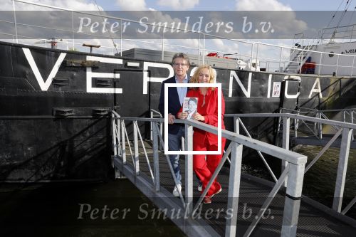 Amsterdam 25 april 2018
Boekpresentatie Erik de Zwart op het oude veronica schip. Erik rijkt het eerste boek uit aan Angela Groothuizen