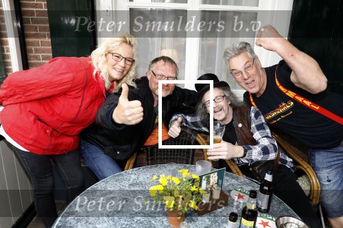 Hummelo 10 mei 2018
Onthulling standbeeld rockgroep Normaal met de bandleden Bennie Jolink, Ferdi Joly, Willem Terhorst en de partner van het overleden lid Jan Manschot . Arie Groeneveld met vrienden