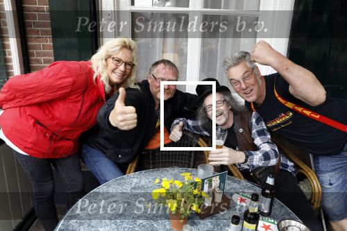 Hummelo 10 mei 2018
Onthulling standbeeld rockgroep Normaal met de bandleden Bennie Jolink, Ferdi Joly, Willem Terhorst en de partner van het overleden lid Jan Manschot . Arie Groeneveld met vrienden
